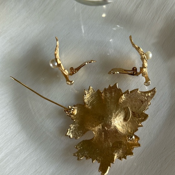 Vtg Gold and Pearl Maple Leaf Brooch and Clip On Earrings - Picture 5 of 7